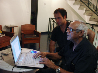 Artist Klodi Cancelier presenting his website to Carlos (Spain)