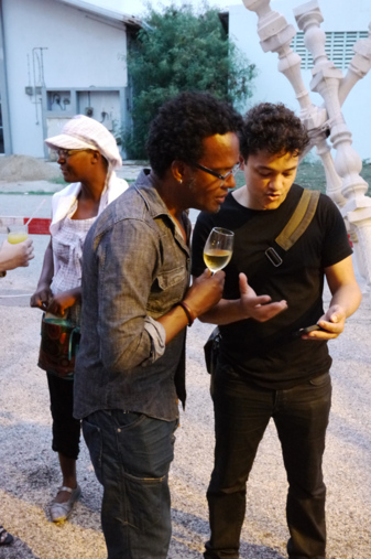 Artist networking in Aruba biennale: Jorge Pined (Las Quintapatas - Sto Domingo) talking to Jean-François Boclé (Martinique - Paris). Joëlle Ferly visible at the back - Oct. 12
