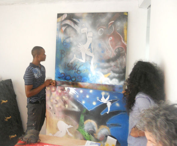 Séance de travail à l'atelier de Samuel Mazaniello, Morne-à-L'Eau. Group critic at Samuel's studio, in April 2013
