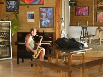 Chez Henri est un espace artistique qui accueille principalement les musiciens en résidence. Un véritable lieu d'échange et de travail