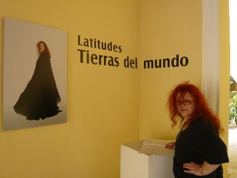 Régine Cuzin à Cuba, en 2009, devant l’oeuvre photographique d’André Boutin lors de la Biennale de La Havane où  plusieurs artistes de Guadeloupe, Martinique, Guyane, Haïti et du reste du monde étaient présentés.   Photo: OCEA-Christian Giordano