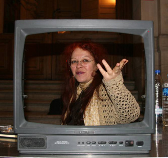 Régine Cuzin dans un écran de l’oeuvre Kwa Baron, de Maksaens Denis, exposition “Latitudes – Terres de l’Atlantique”, Hôtel de Ville de Paris, décembre 2004. Photo : © DR-OCEA