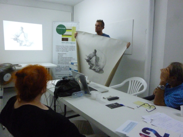 L'artiste François Piquet, membre de L'Artocarpe présentant sont projet à la directrice artistique de L'Artocarpe, la commissaire d'exposition Régine Cuzin. Janvier 2016, Guadeloupe