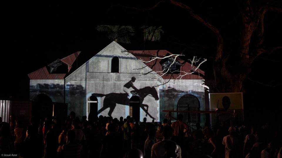 Vidéo de Maksaens Denis, exposition Périféériques, Jacmel, Haiti, Déc. 2013. Photos: Josué Azor.