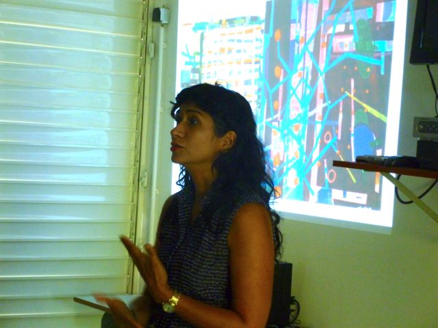 Ivelisse presenting her work to art school students.
