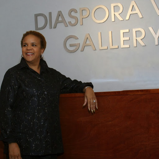 Rosie Gordon Wallace, dont le portrait avait été présenté dans l'émission F Comme Femme des époux James, en 2005, sera des nôtres durant 10 jours. Elle est ici devant sa galerie de Miami.