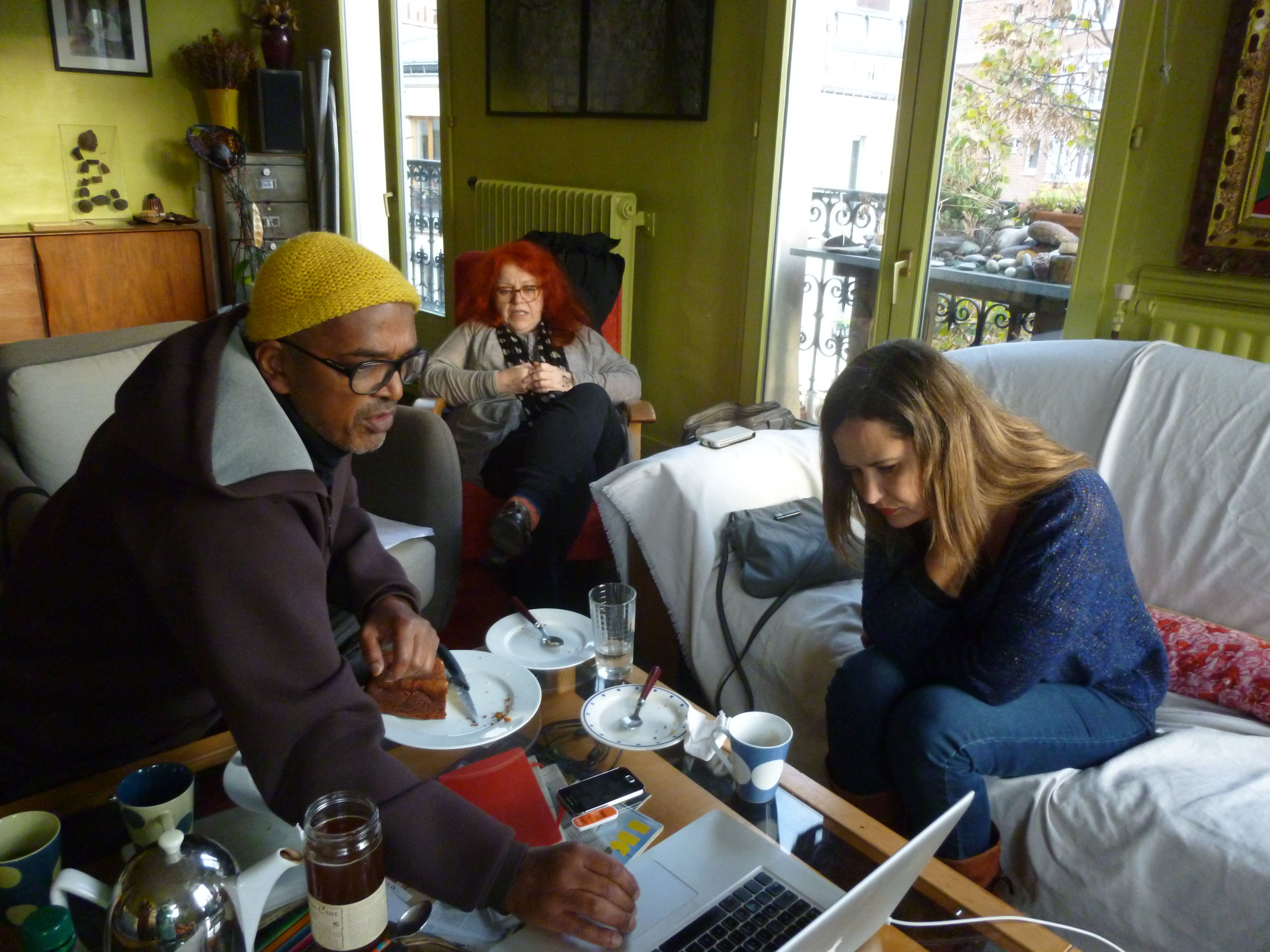 Isabelle Levenez (r.) during a meeting with L'Artocarpe Paris members. Raymond Spartacus (l.) and art director Régine Cuzin are also visible on the picture.